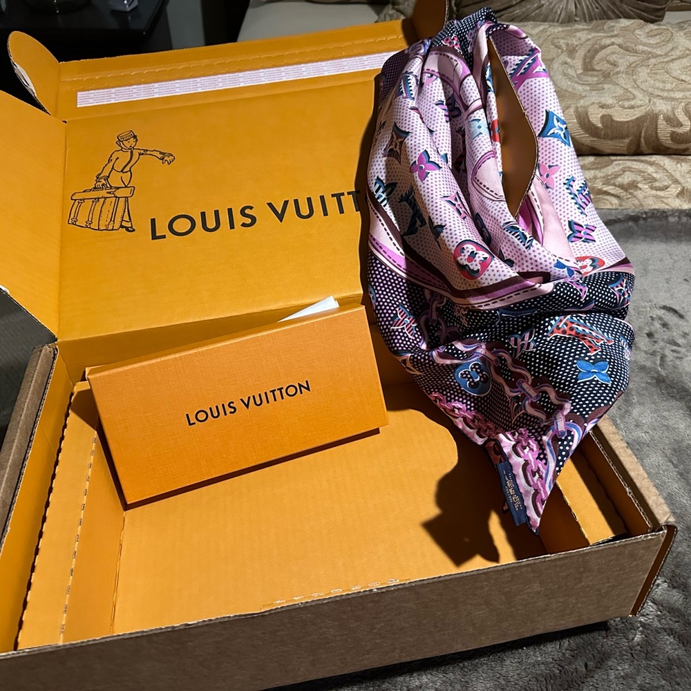 Louis Vuitton Pink and Black Scarf Luxurious Accessories